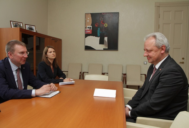 29.jūnijā ārlietu ministrs Edgars Rinkēvičs tikās ar Beļģijas Karalistes vēstnieku Latvijā Franku Arnautu (Frank Arnauts), kurš bija ieradies atvadu vizītē. Foto: Ārlietu ministrija