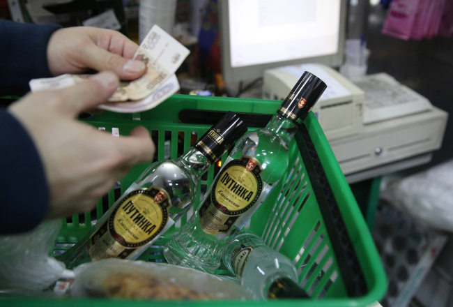 Kā parasti grūtos laikos, Krievijā šņabja cenas tiek samazinātas. Foto: ITAR-TASS/LETA