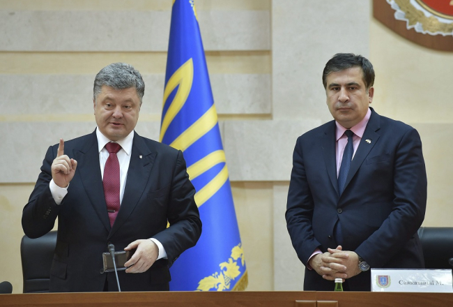 Ukrainas prezidents Petro Porošenko (no kreisās) un Mihails Saakašvili. Foto: EPA/LETA
