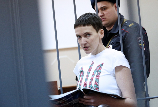 Nadežda Savčenko Maskavas tiesā. Foto: ITAR-TASS/LETA