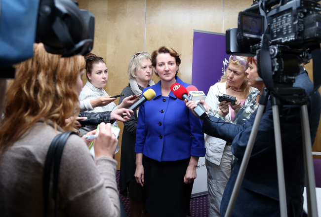 Izglītības ministre Mārīte Seile žurnālistu ielenkumā. Foto: Evija Trifanova, LETA