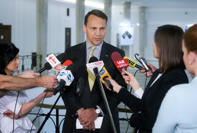 Polijas Seima vadītājs Radoslavs Sikorskis atbild uz žurnālistu jautājumiem pēc paziņojuma par atkāpšanos. Foto: EPA/LETA