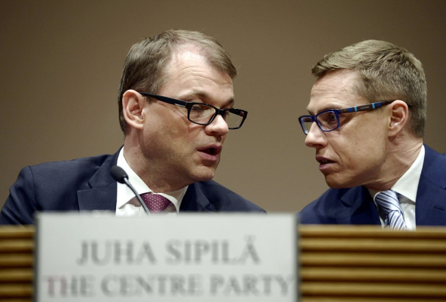 Juha Sipila (no kreisās) un Aleksandrs Stubs. Foto: AFP/LETA