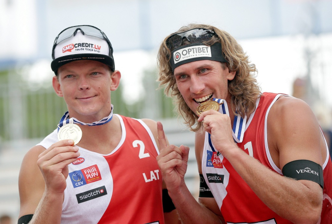 Pludmales volejbolisti Jānis Šmēdiņš (no kreisās) un Aleksandrs Samoilovs ar Eiropas zelta medaļām. Foto: EPA/LETA