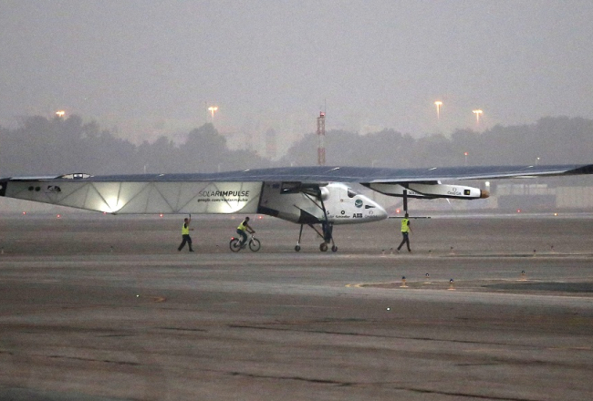 "Solar Impulse 2" lidmašīna gatavojas pacelties no Abū Dabi lidlauka. Foto: EPA/LETA
