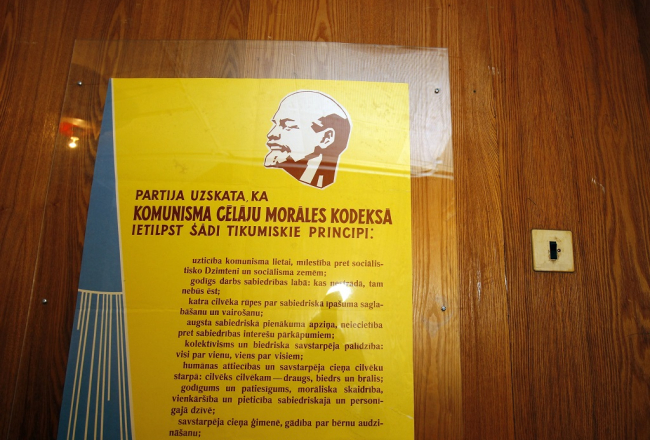 No izstādes Stūra mājā - komunisma cēlāju morāles kodeksa tikumiskie principi. Foto: Kaspars Krafts, F64