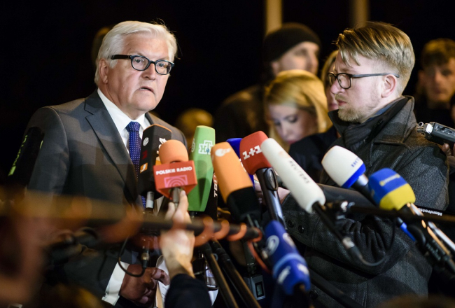 Vācijas ārlietu ministrs Franks Valters Šteinmeiers preses konferencē pēc sarunām. Foto: AFP/LETA