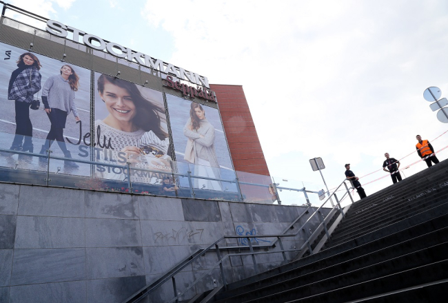 Pagaidām Rīgas centrā vēl redzami abi zīmoli - gan "Stockmann", gan "Seppälä". Foto: Evija Trifanova, LETA