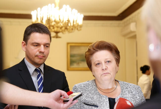 Laimdota Straujuma (no labās) un NA Saeimas deputāts Edvīns Šnore preses konferencē par bēgļu uzņemšanas jautājumu. Foto: Evija Trifanova, LETA
