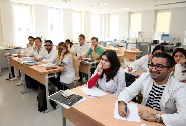 Studenti renovētajās B korpusa telpās Rīgas Stradiņa universitātē. Foto: Ieva Čīka, LETA
