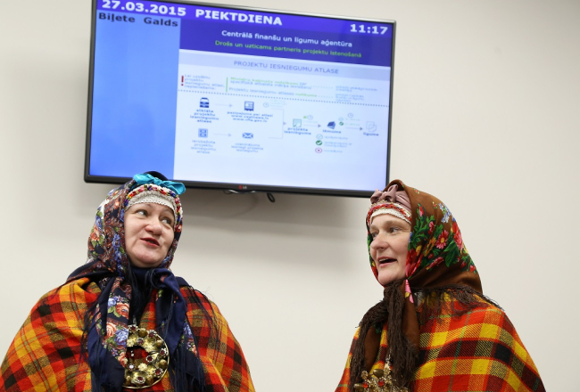 Suitu sievas reklamē ne tikai e-pakalpojumus. Foto: Evija Trifanova, LETA