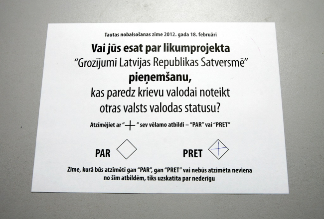 2012.gada februārī notika tautas nobalsošana par latviešu valodas statusu. Attēlā - balsošanas zīme tautas nobalsošanā par likumprojekta "Grozījumi Latvijas Republikas Satversmē" pieņemšanu, kas paredz krievu valodai otras valsts valodas statusu. Foto: Ieva Čīka, LETA