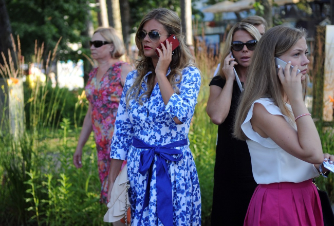 Sarunas mobilajos telefonos. Foto: Edijs Pālens, LETA