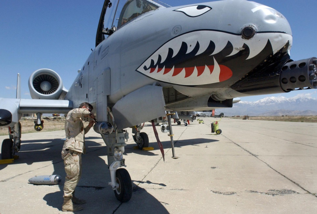ASV tanku iznīcinātājlidmašīna "Thunderbolt II" tiek sagatavota lidojumam. Foto: AFP/LETA