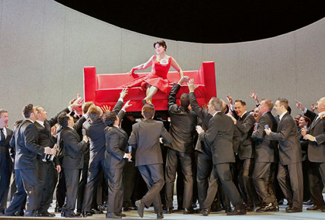 Marina Rebeka Ņujorkas Metropoles operas iestudējumā Traviata.