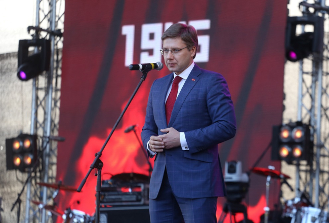 Rīgas mērs Nils Ušakovs uzrunā sanākušos pie Uzvaras pieminekļa 9.maijā. Foto: Evija Trifanova, LETA