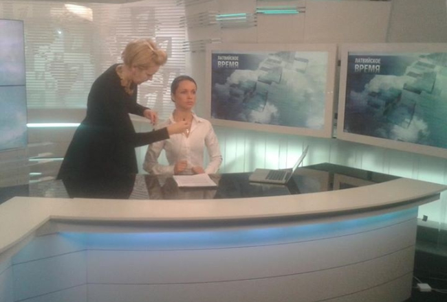 "Kremļa trollis"? Pret Latviju vērstajā PBK sižetā izmantotā "māmiņa" Viktorija Udalova pašas "Facebook" lapā ievietotā foto redzama gatavojoties PBK ēteram kā diktore. Attēls no Facebook