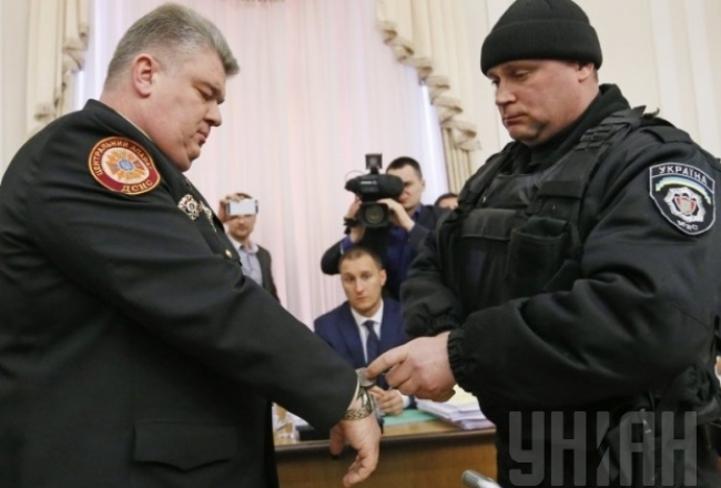 Ukrainas Ārkārtas situāciju dienesta vadītājs Sergijs Bočkovskis (pa kreisi) tiek aizturēts valdības sēdes laikā. Foto no UNIAN