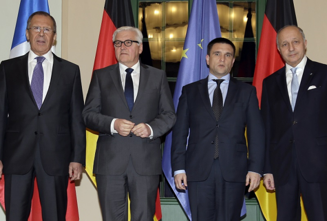 Četru valstu ārlietu ministri tikšanās laikā Berlīnē: (no kreisās) Krievijas ministrs Sergejs Lavrovs, Vācijas ministrs Franks Valters Šteinmeiers, Ukrainas ministrs Pavlo Kļimkins un Francijas ministrs Lorēns Fabiuss. Foto: AFP/LETA