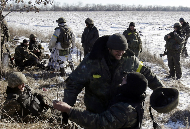 Ukrainas karavīri satiekas, pametuši Debaļcevu. Foto: EPA/LETA