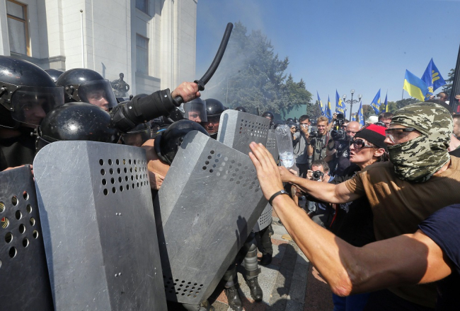Pie Ukrainas parlamenta notiek sadursme starp milicijas, Nacionālās gvardes karavīriem un Austrumukrainas pilnvaru paplašināšanas pretiniekiem. Foto: EPA/LETA