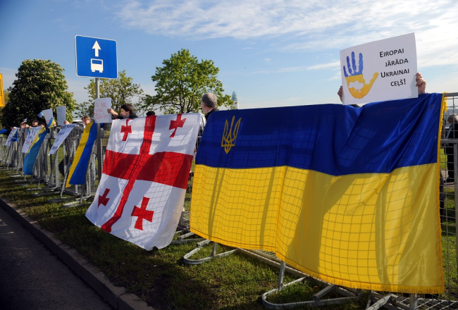 Pie Latvijas Nacionālās bibliotēkas notiek Latvijas Ukraiņu kongresa rīkotais pikets ar mērķi atbalstīt Eiropas un Ukrainas asociācijas līguma parakstīšanu. Foto: Edijs Pālens, LETA