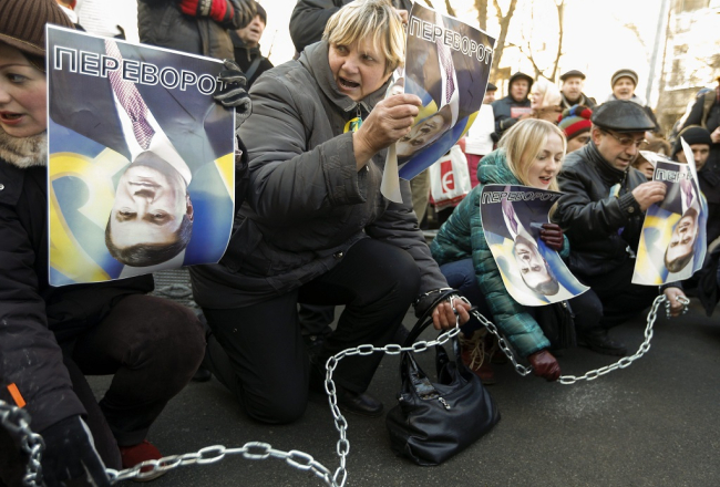 Ukraiņi protestē pret prezidentu Viktoru Janukoviču. Foto: AFP/LETA