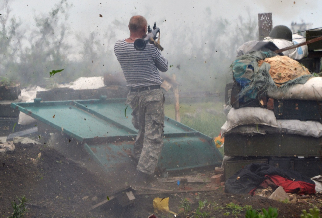 Ukrainas karavīrs Doņeckas apgabalā šauj no granātmetēja. Foto: AFP/LETA