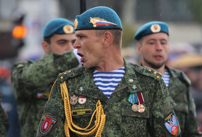 Krievijas desantnieki 9.maijā Doņeckā atzīmē "uzvaras dienu". Foto: ITAR-TASS/LETA