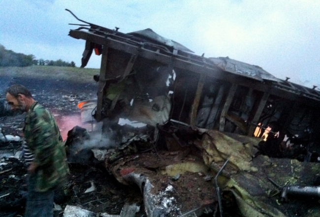 Notriektās Malaizijas lidmašīnas atliekas. Foto: LETA-AFP