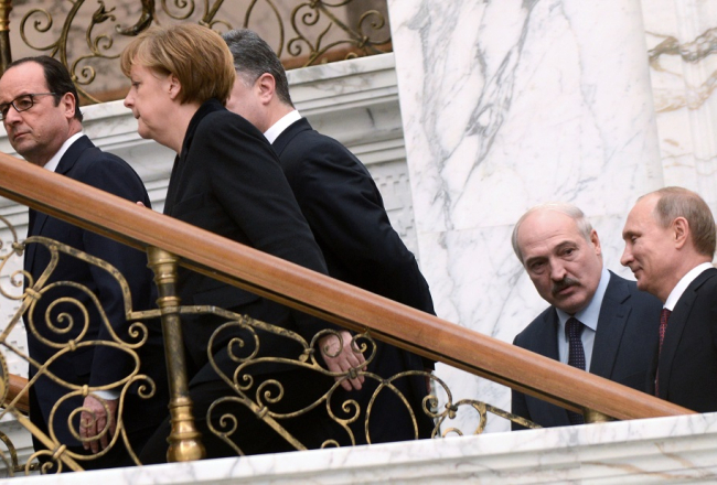 Valstu līderi tikšanās laikā Minskā ceturtdien - Francijas prezidents Fransuā Olands (no kreisās), Vācijas kanclere Angela Merkele, Ukrainas prezidents Petro Porošenko, aiz viņiem iet Krievijas prezidents Vladimirs Putins un Baltkrievijas prezidents Aleksandrs Lukašenko. Foto: ITAR-TASS/LETA