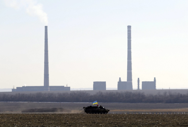 Ukrainas armijas bruņutransportieris pie Rotijciema Austrumukrainā netālu no Debaļcevas. Foto: EPA/LETA