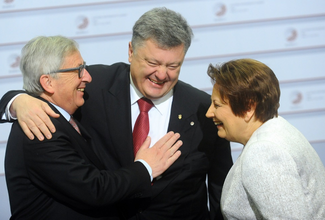 Eiropas Komisijas prezidents Žans Klods Junkers (no kreisās), Ukrainas prezidents Petro Porošenko un Ministru prezidente Laimdota Straujuma oficiālās sarokošanās laikā pirms Austrumu partnerības samita Latvijas Nacionālajā bibliotēkā. Foto: Ieva Lūka, LETA