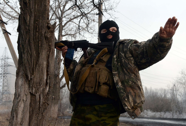 Prokrieviskais separātists pie Ugļegorskas 15.februārī. Foto: AFP/LETA