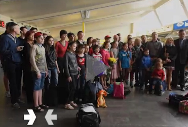 Ukrainas bērni kopā ar savām Latvijas audžuģimenēm Rīgas autoostā. Foto no TVNet.lv
