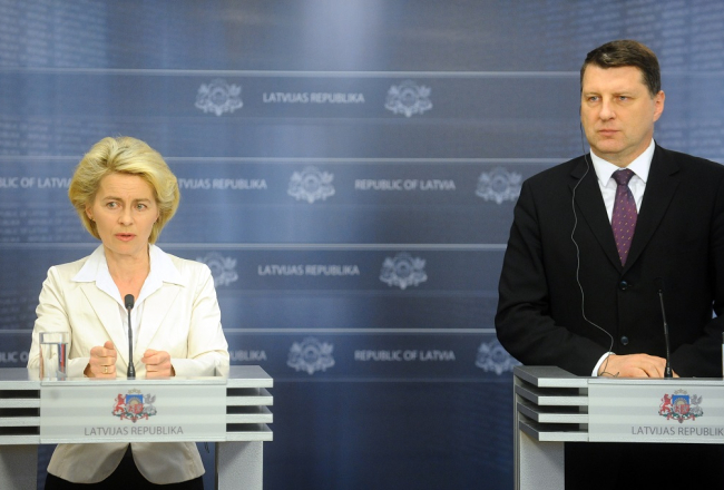 Vācijas aizsardzības ministre Urzula fon der Leiena un Latvijas aizsardzības ministrs Raimonds Vējonis piedalās preses konferencē pēc tikšanās Ministru kabinetā. Foto: Ieva Lūka, LETA