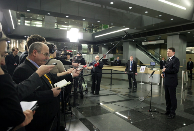 Aizsardzības ministrs Raimonds Vējonis preses konferencē LNB. Foto: Ieva Čīka, LETA