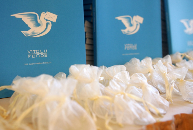 Vītolu fonda ceļamaize stipendiātiem. Foto: Ieva Čīka, LETA