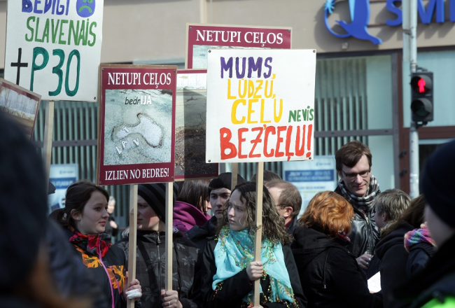 Pie Ministru kabineta ēkas pirms diviem gadiem pilsoniskās akcijas "Vecpiebalgas ceļam būt!" rīkotā sapulce, lai panāktu nekavējošu valsts autoceļa P30 Cēsis-Vecpiebalga-Madona atjaunošanas sākšanu. Foto: Ieva Čīka, LETA