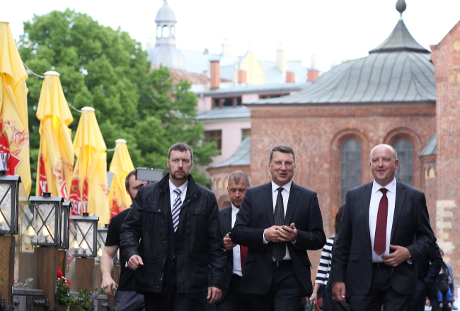 Jaunievēlētais Valsts prezidents Raimonds Vējonis kopā ar apsargiem pēc savas pirmās intervijas Latvijas Radio pēc ievēlēšanas prezidenta amatā. Foto: Evija Trifanova, LETA