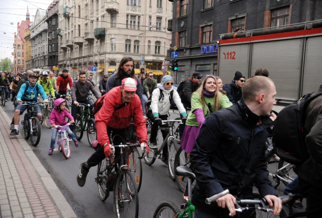 Velobraucēji Rīgā ''Kritiskās masas'' akcijas laikā. Foto: Edijs Pālens, LETA