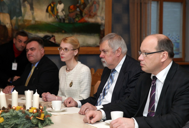 Dr.iur. Kristīne Jarinovska (centrā) tikšanās laikā ar Valsts prezidentu Melngalvju namā. Kopā ar viņu ir Komisijas priekšsēdētāja vietnieks vēstures jautājumos, Okupācijas muzeja direktora vietnieks Dr.hist. Ritvars Jansons (no labās), LPSR Valsts drošības komitejas zinātniskās izpētes komisijas priekšsēdētājs, Latvijas Universitātes Latvijas Vēstures institūta pētnieks, Dr.hist. Kārlis Kangeris, komisijas loceklis, Latvijas Nacionālā arhīva Latvijas Valsts arhīva eksperts, Dr.hist. Ainārs Bambals. Foto: Ieva Čīka, LETA