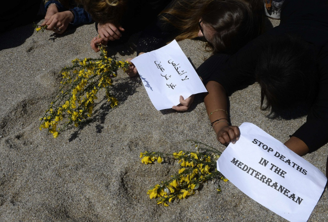 Demonstranti Spānijas Vidusjūras piekrastes pilsētā 9.maijā aicināja apturēt bēgļu bojāeju jūrā. Foto: AFP/LETA