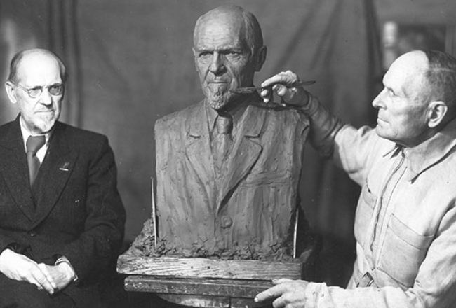 Augusts Kirhenšteins pozē tēlniekam Gustavam Šķilteram, 50.gadi. Fotogrāfs nezināms.