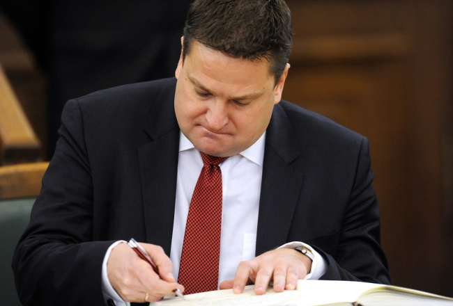 Dzintars Zaķis paraksta 12.Saeimas deputāta zvērestu. Foto: Edijs Pālens, LETA