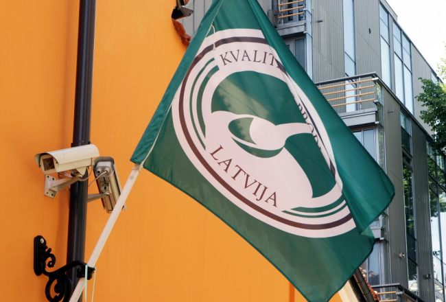 Ilustratīvs attēls - Zaļās karotītes kvalitātes karogs. Foto: Ieva Čīka, LETA