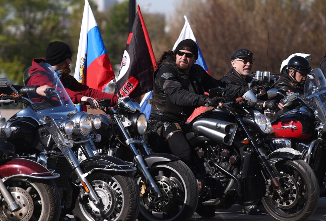 "Nakts vilki" un Aleksandrs Zaldostanovs (centrā) Maskavas Poklonnaja gora. Foto: ITAR-TASS/LETA