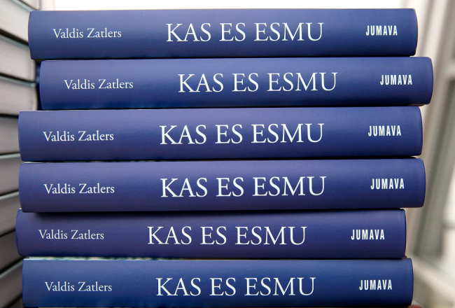 Eksprezidents Valdis Zatlers, cerams, ir atbildējis uz jautājumu "kas es esmu?" savā memuāru grāmatā. Bet kādam jābūt Valsts prezidentam - tas joprojām ir atvērts jautājums. Foto: Ieva Čīka, LETA