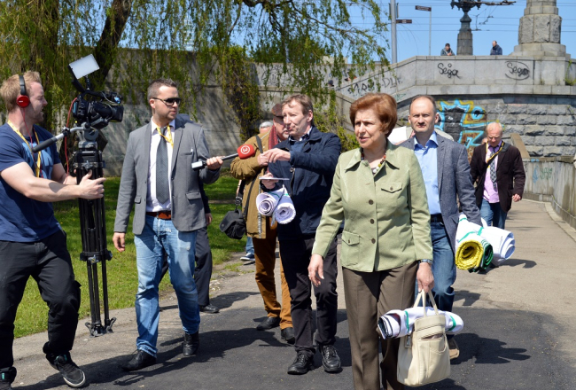 Dodas pelnīt Kremļa naudu - Latvijas Krievu savienības līdere un Eiropas Parlamenta deputāte Tatjana Ždanoka šogad pavasarī ierodas uz protesta akciju "Par Eiropu no Dublinas līdz Vladivostokai" pie Latvijas Nacionālās bibliotēkas Austrumu partnerības samita laikā. No viņas pa kreisi Krievijas atbalstītājs Jurijs Petropavlovskis, pa labi - Latvijas Krievu savienības pārstāvis Miroslavs Mitrofanovs. Foto: Elvis Dāgs Vīgants, LETA