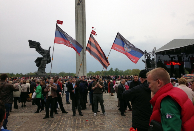 Pērn 9.maijā pie Uzvaras pieminekļa. Autores foto